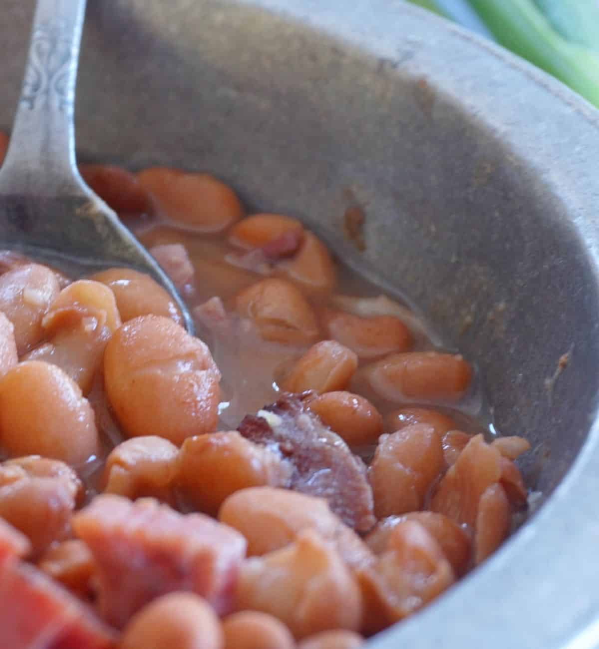 cooked soup beans and ham in a bowl