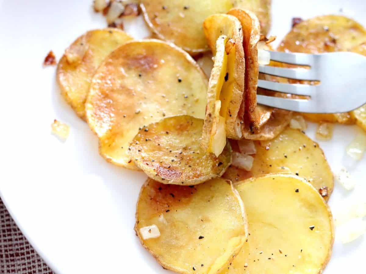 fried potatoes with salt and pepper