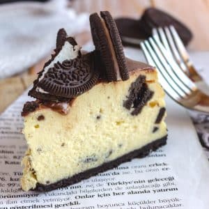 instant pot oreo cheesecake with oreo cookies on top with chocolate drizzle