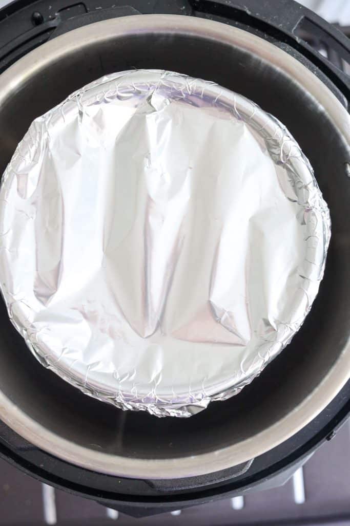 covering pan with aluminum foil