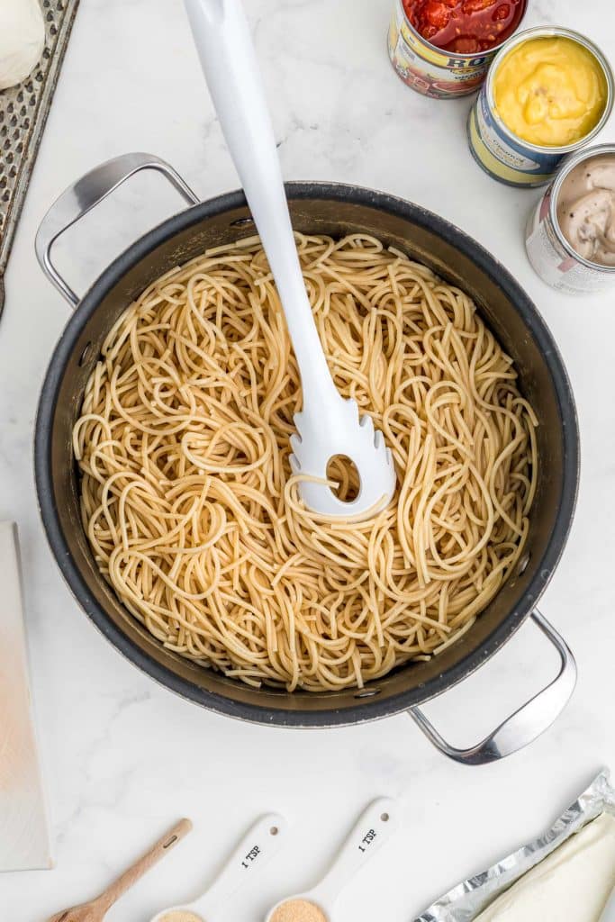 boil spaghetti in a pot