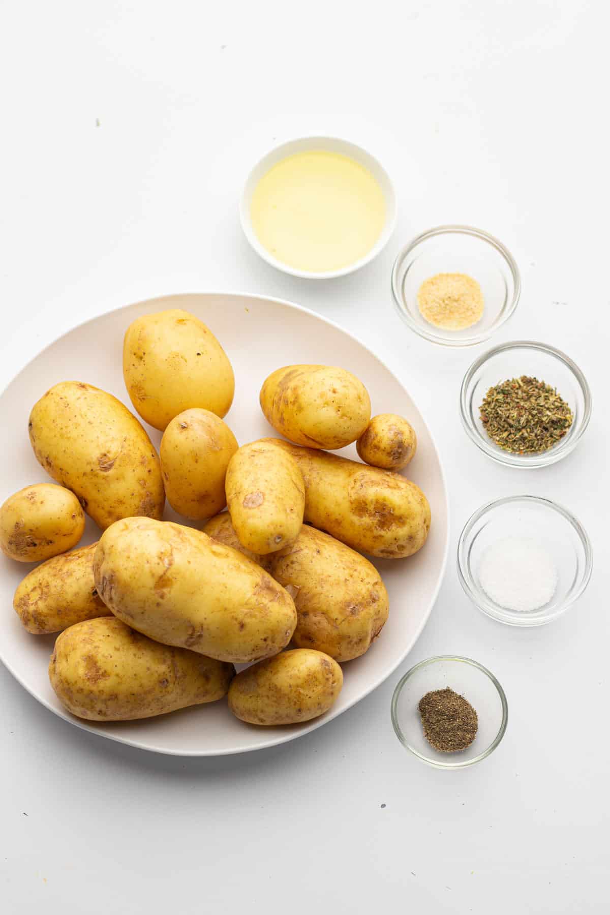 air fryer potato ingredients, including Yukon Gold potatoes, garlic powder, salt, pepper and Italian seasoning blend