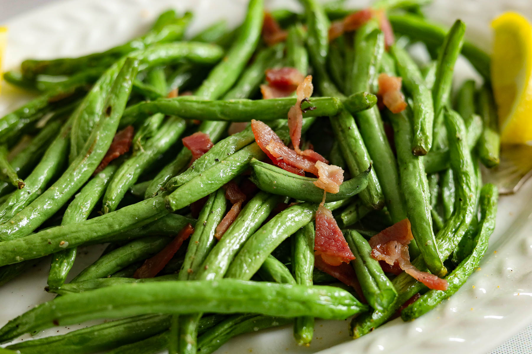 green beans with seasonings and bacon pieces